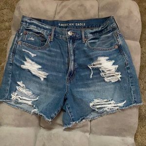LN women’s American Eagle size 6 distressed shorts